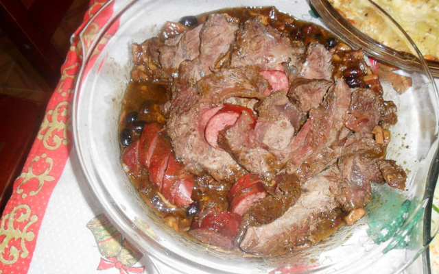 Carne recheada ao molho madeira
