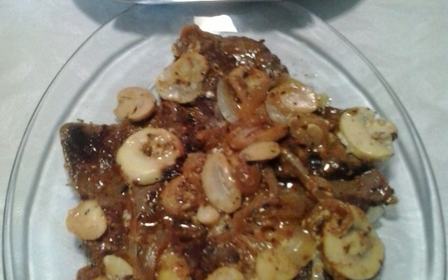 Bife ao molho de maionese com manjericão