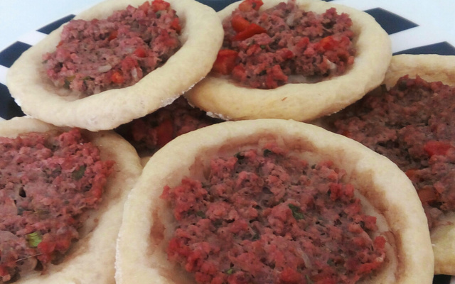 Esfirra aberta de carne