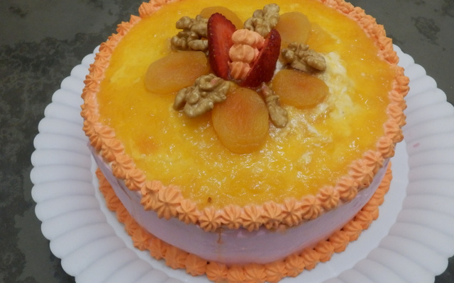 Bolo de nozes com morangos e damascos
