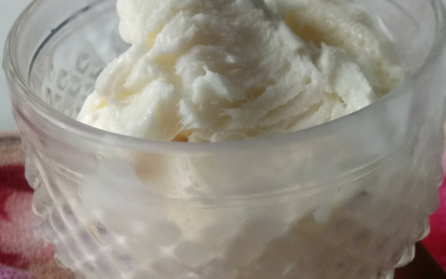 Frozen iogurte com calda de frutas vermelhas