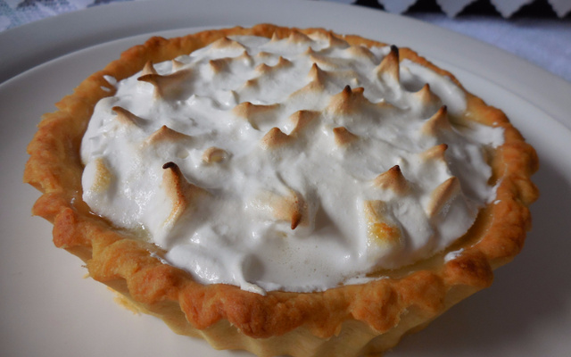Torta de doce de banana e creme de coco
