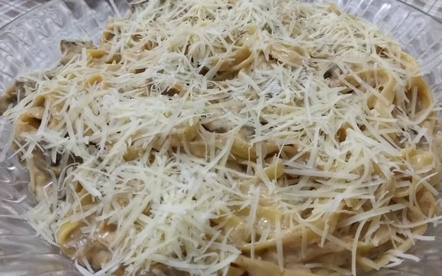 Massa ao molho de Philadelphia com tiras de alcatra