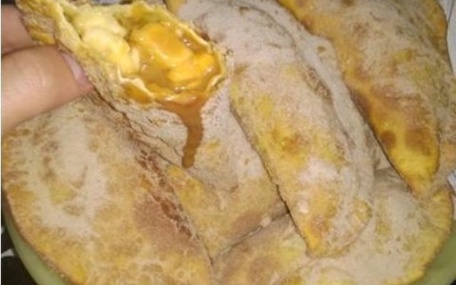 Pastel de doce de leite com bananas