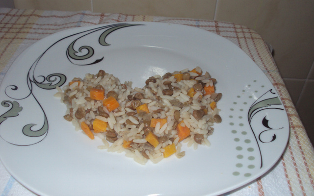 Arroz com lentilha e linguiça na panela de pressão