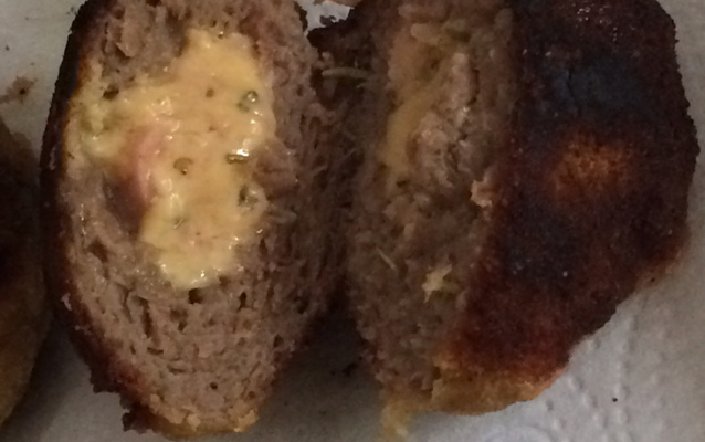 Bolinho de carne moída à milanesa recheado com presunto e queijo