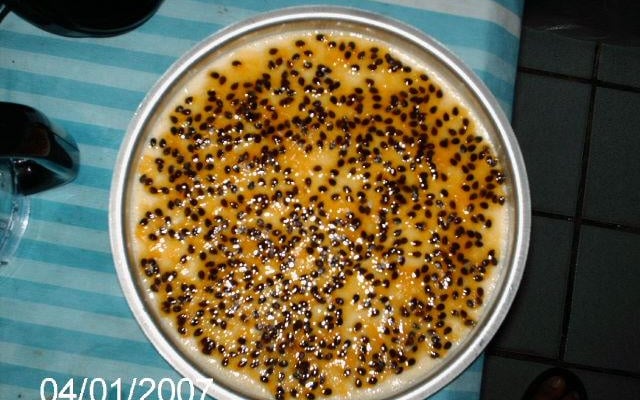 Bolo de chocolate com mousse de maracujá