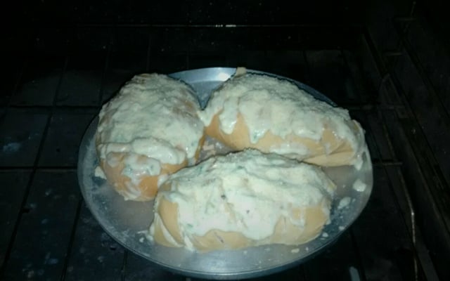 Pão de alho para churrasco com pão francês amanhecido