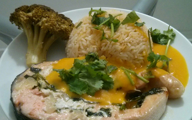 Salmão assado ao molho de manga