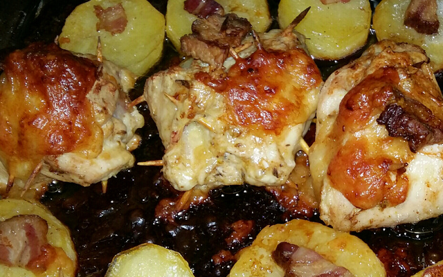 Rolê de frango com bacon e queijo