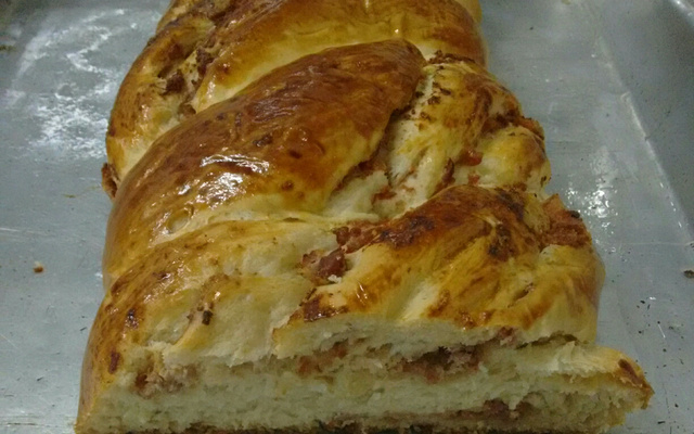 Pão trançado de bacon e calabresa