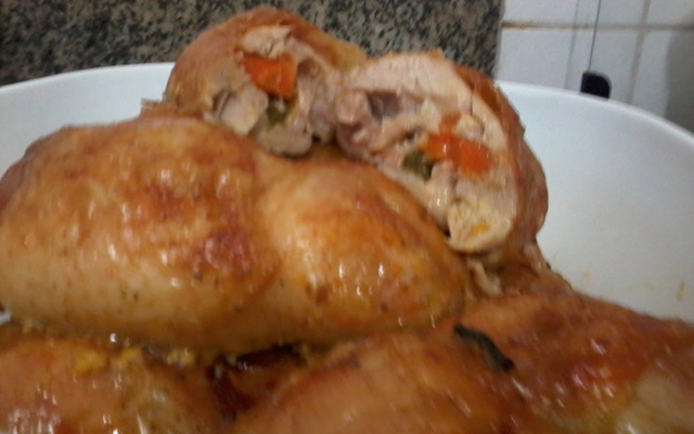 Coxa com sobrecoxa dessossada e recheada