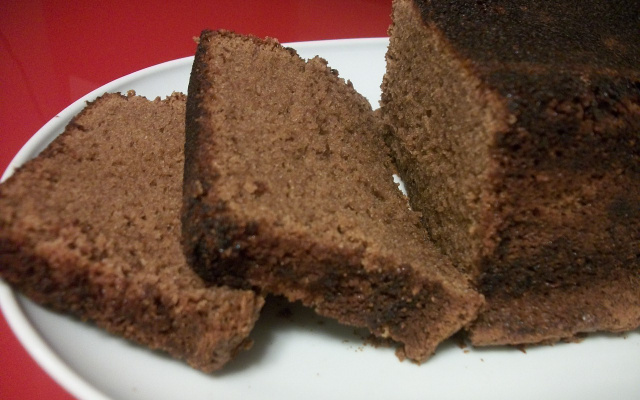 Bolo de chocolate com calda quente de amora