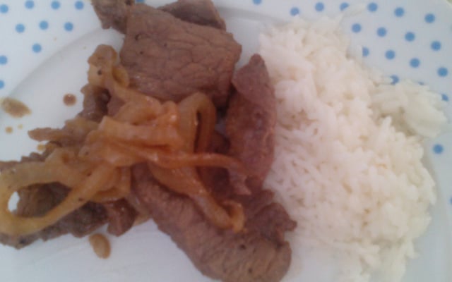 Bife acebolado agridoce