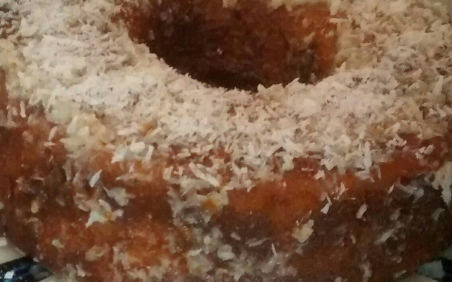 Bolo simples com calda de coco