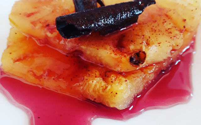 Abacaxi assado com calda de vinho