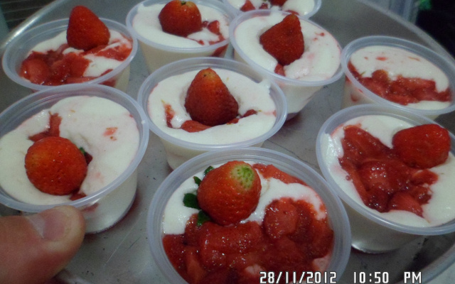 Sobremesa rápida de morango com creme