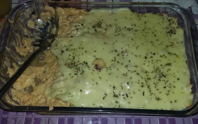 Macarrão de forno com frango e bacon