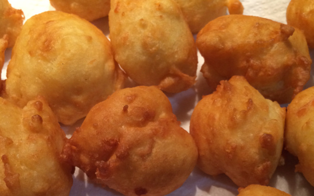 Bolinhos de queijo (parecido com bolinho de chuva)