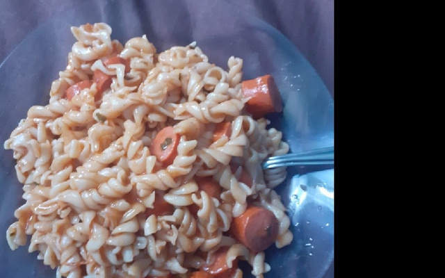 Macarrão com molho de salsicha