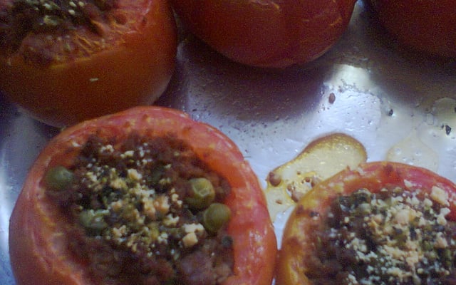 Tomates recheados com carne moída e pimentão