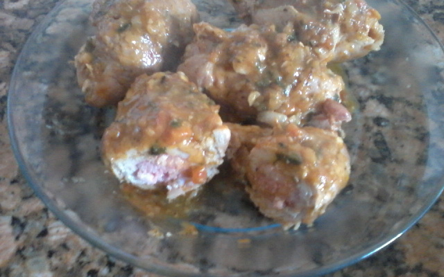 Bife a rolê de pernil de porco com liguiça de frango