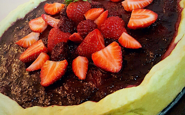 Torta com Calda de Frutas Vermelhas