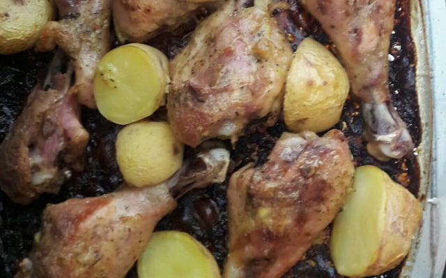Coxa de frango assada com batatas