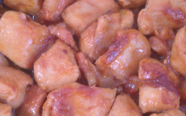 Cubos de peito de frango com cebola caramelizada e bacon