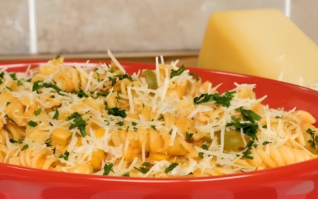 Macarrão de panela de pressão com massa parafuso temperada