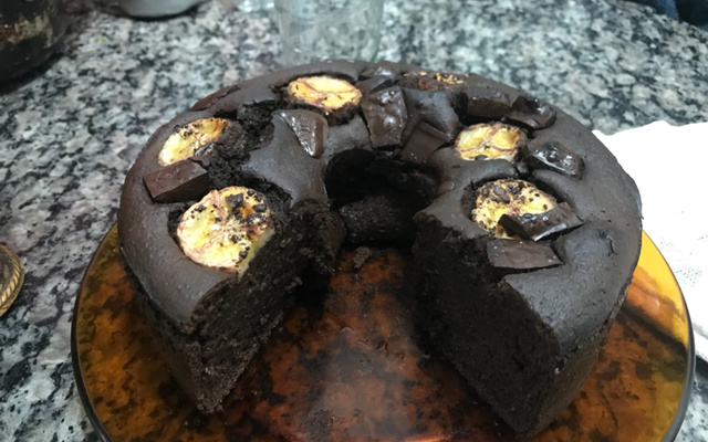 Bolo fitness de banana com cacau