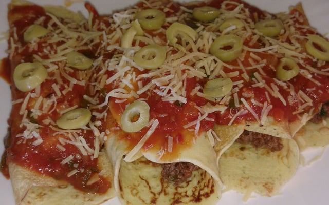 Panqueca de carne com molho de tomate