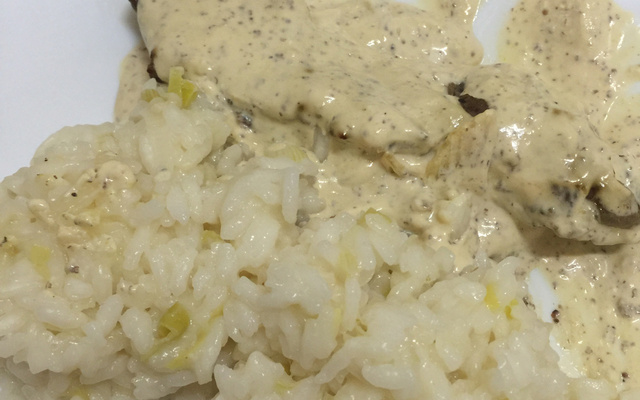 Filé mignon ao molho de mostarda com risoto de alho-poró