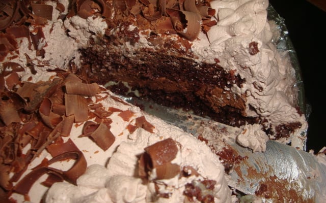 Bolo mousse de chocolate e prestígio