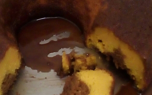 Bolo de cenoura mesclado com chocolate de liquidificador