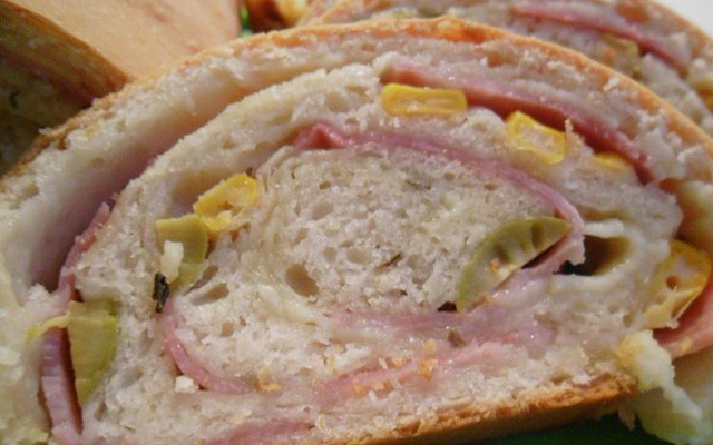 Pizza enrolada com recheio misto