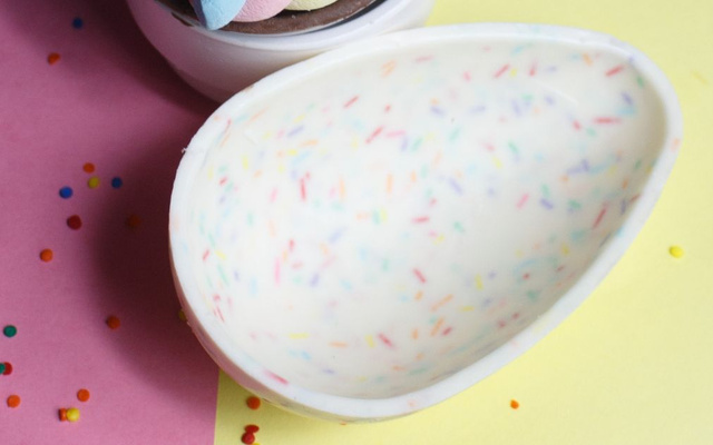 Ovo de Páscoa branco crocante da Tais