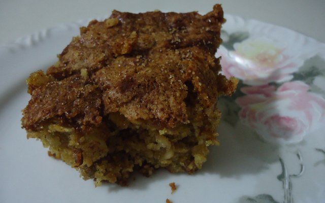 Bolo de maçã com granola