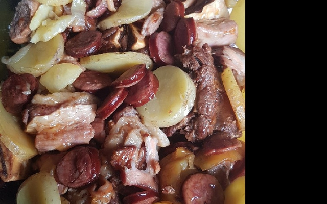 Costela bovina na panela de pressão com linguiça calabresa e bacon