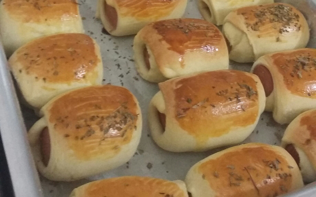 Enroladinho de salsicha assado fácil