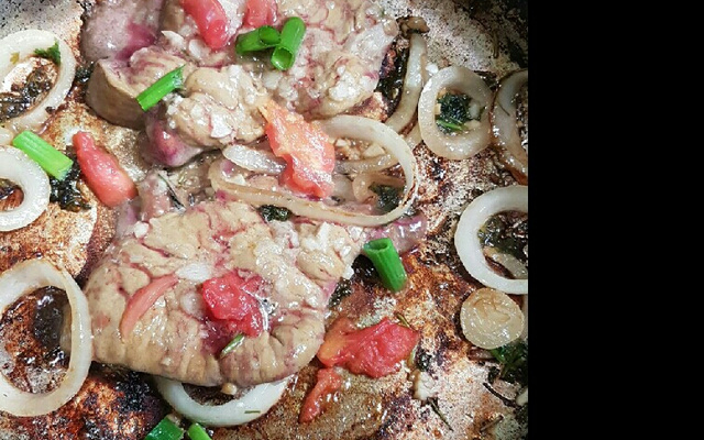 Bife de fígado acebolado