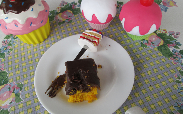 Bolo de cenoura com calda de chocolate que derrete na boca