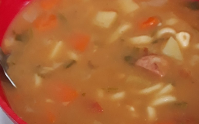 Sopa de feijão com macarrão de letrinhas e linguiça