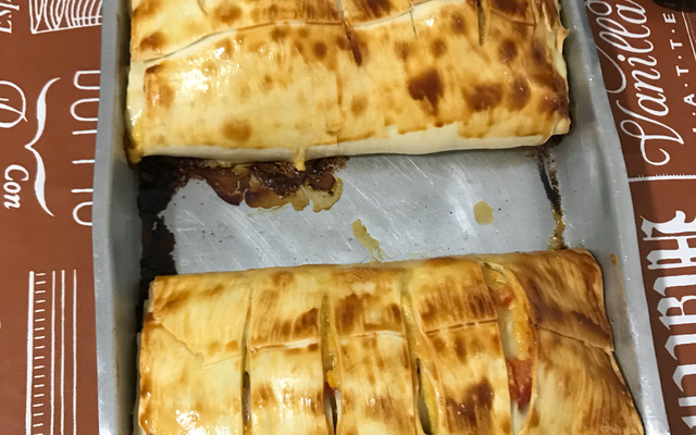 Rocambole de massa de pastel