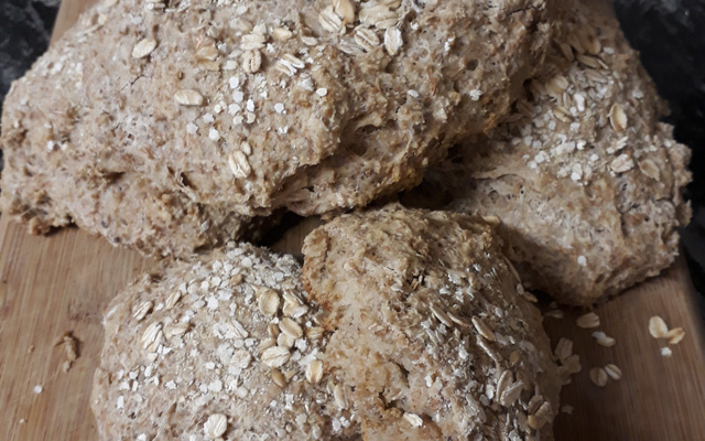 Pão integral com farinha integral, linhaça e aveia