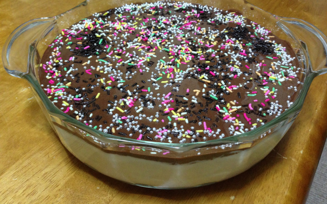 Doce gelado de coco com chocolate