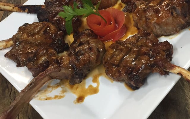 Carré de cordeiro grelhado ao molho café com hortelã