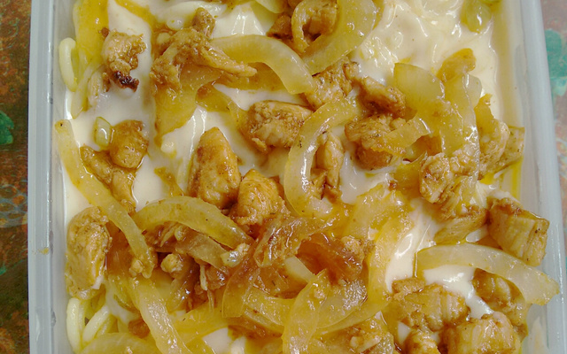 Espaguete ao molho branco com filé de frango