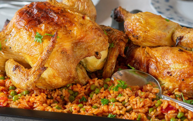 Chester ao vinho com arroz dourado