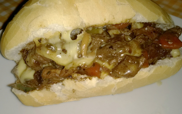 Frango xadrez no pão francês